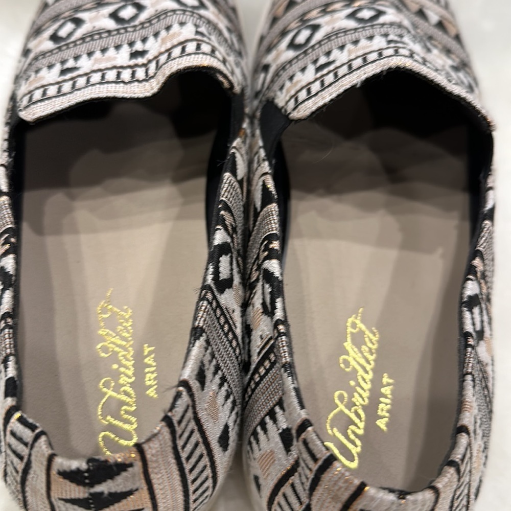 Ariat Unbridled  slip on Aztec print white, black, rose, peach size 11  B medium - Picture 4 of 14